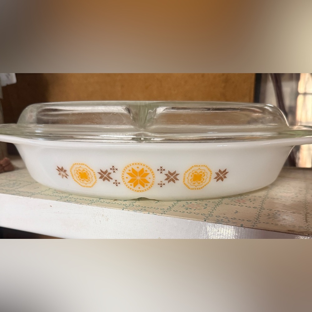 Pyrex Town and Country divided dish  1 1/2 qt
